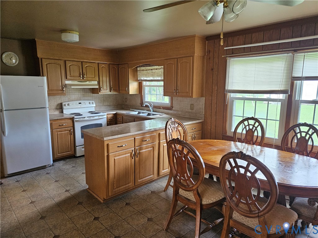 13336 Ladysmith Road Ruther Glen, VA 22580 - Photo 9 of 27 Kitchen with white appliances, a ceiling fan, deco