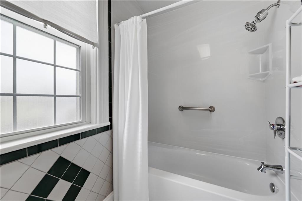 620 Blackburn Road, Unit 2 Sewickley, PA 15143 - Photo 12 of 17 Shower/tub combo