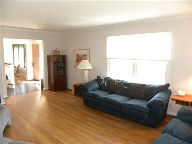 8830 Rexford Road Indianapolis, IN 46260 - Photo 9 of 23 Gallery Image 9