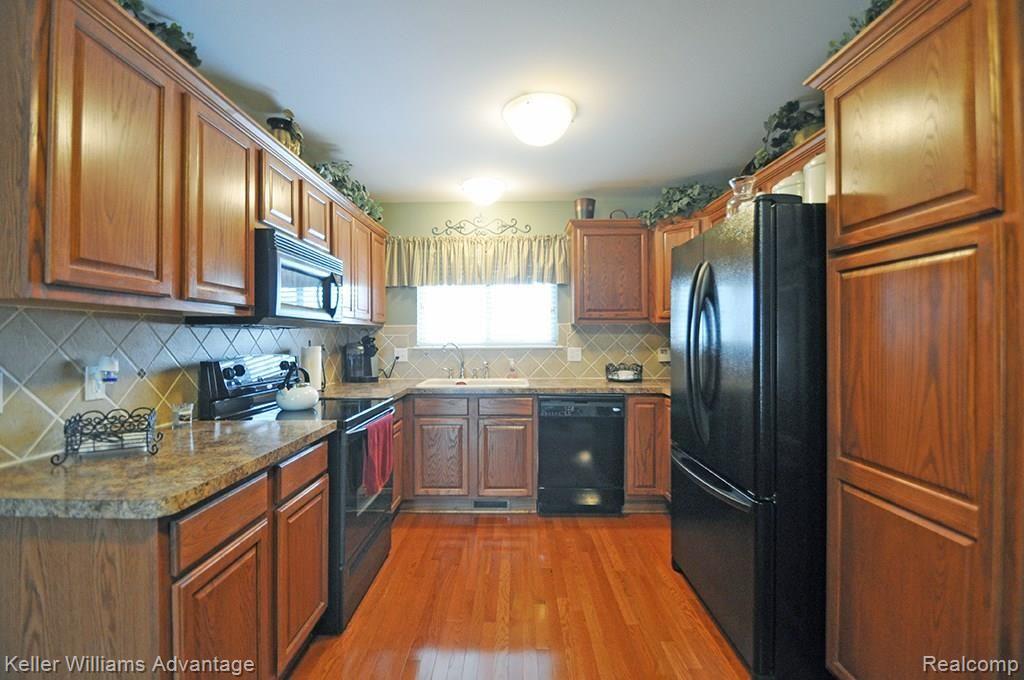 4690 Summer Ridge Drive Howell, MI 48843 - Photo 4 of 40 5_Kitchen_1-2.jpg