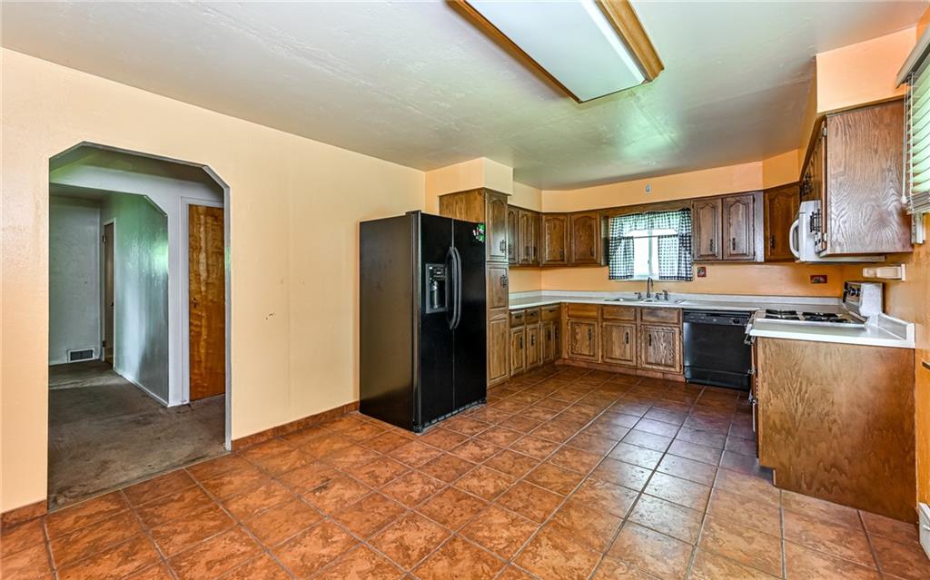 184 Mt Pleasant Road Warrendale, PA 15086 - Photo 4 of 27