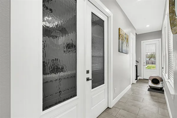 a view of entryway with livingroom and garden