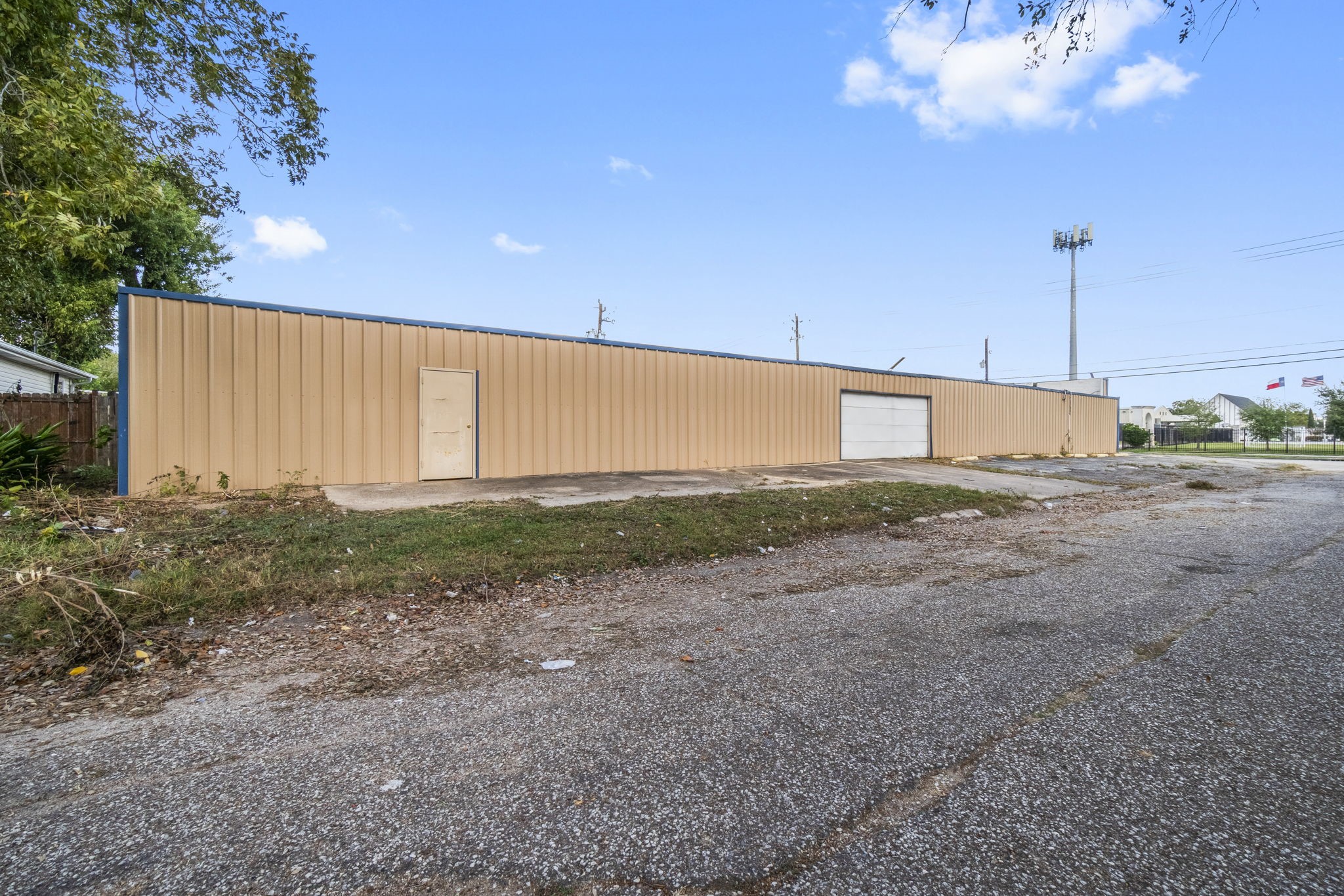 1018 Shaver Street Pasadena, TX 77506 - Photo 27 of 43 Back entry with roll-up access ideal for loading and deliveries.