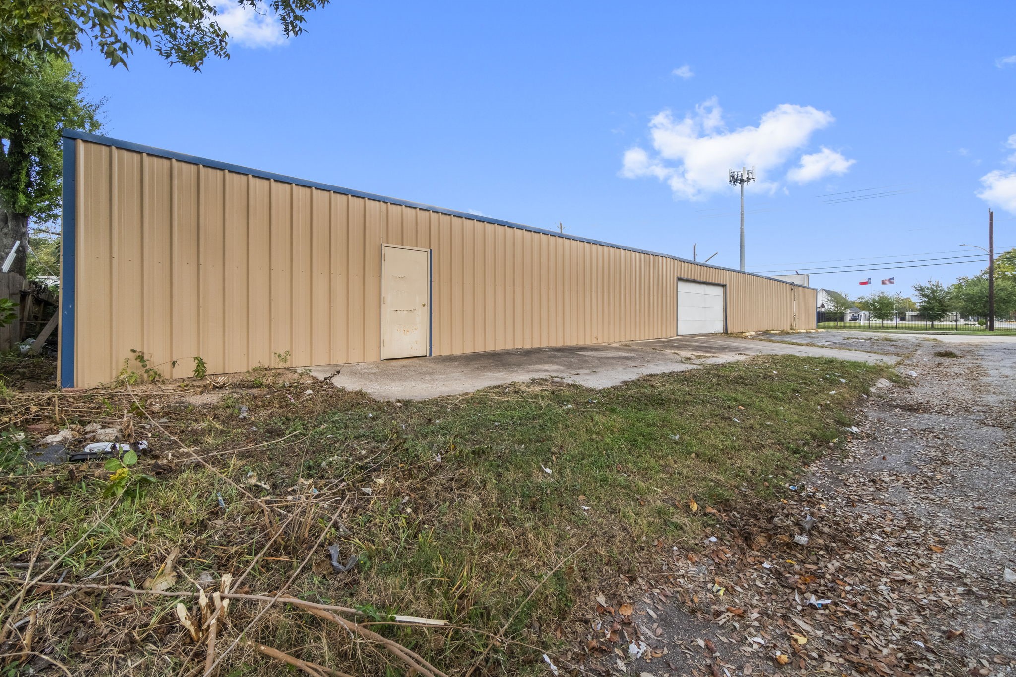 1018 Shaver Street Pasadena, TX 77506 - Photo 28 of 43 a view of a big room with a large tree