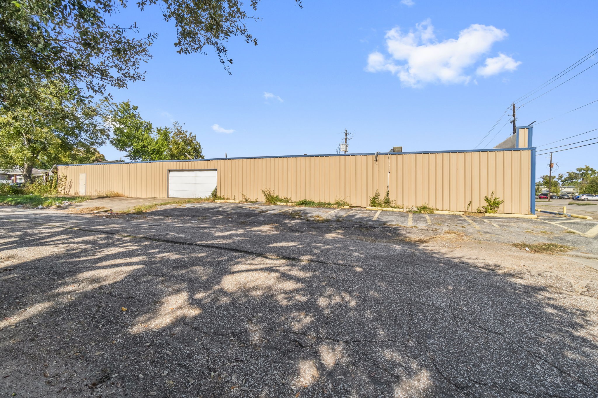 1018 Shaver Street Pasadena, TX 77506 - Photo 7 of 43 Expansive front parking area ideal for staff and customer convenience.