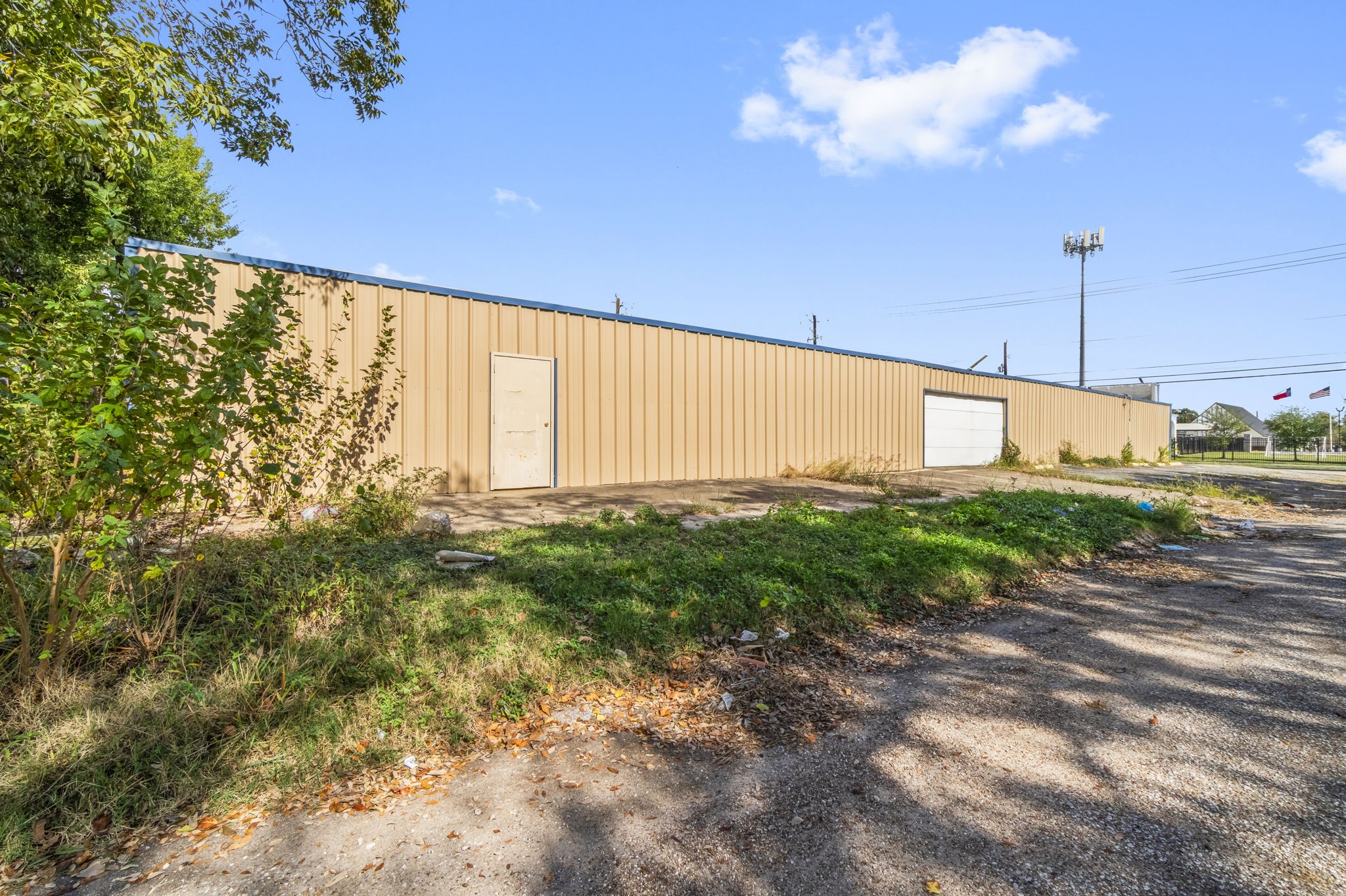 1018 Shaver Street Pasadena, TX 77506 - Photo 8 of 43 Rear access with additional parking and potential loading/receiving area.