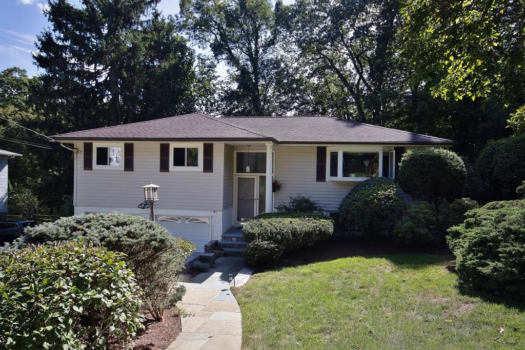 Lovely setting on a cul-de-sac!