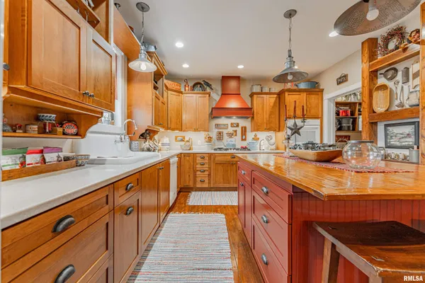 $575,000 | 912 Maple Grove Lane, Williamsville, IL 62693