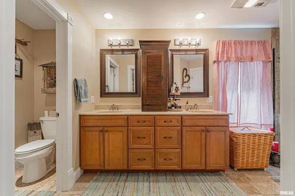 $575,000 | 912 Maple Grove Lane, Williamsville, IL 62693