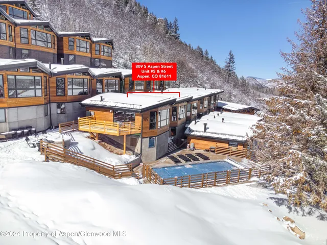 a sign that is sitting on a brick wall