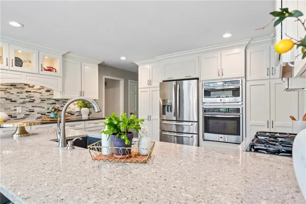 $775,000 | 5004 West 128th Street, Leawood, KS 66209