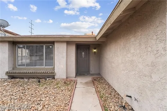 $2,000 | 7285 Bridgeview Avenue, Las Vegas, NV 89147