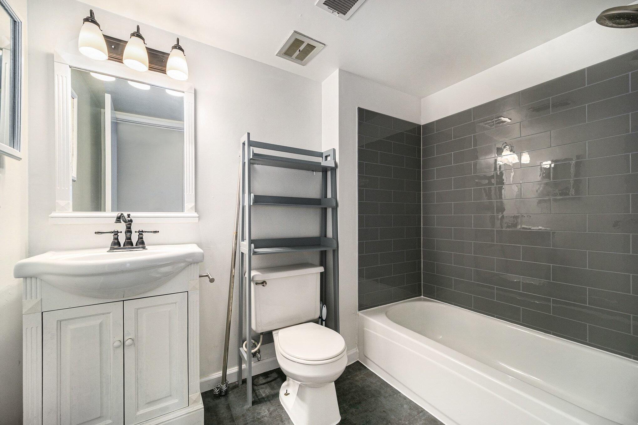 1325 South Maple Road, Unit 201 Ann Arbor, MI 48103 - Photo 7 of 17 008_file_4164