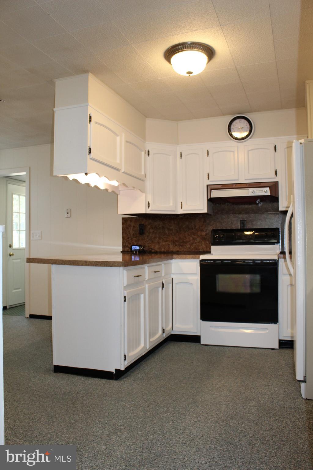 112 Arnold Road Enola, PA 17025 - Photo 10 of 26 Kitchen with Breakfast Bar
