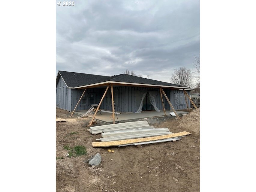 4226 Southwest Kirk Avenue Pendleton, OR 97801 - Photo 12 of 12 a backyard of a house with a garage