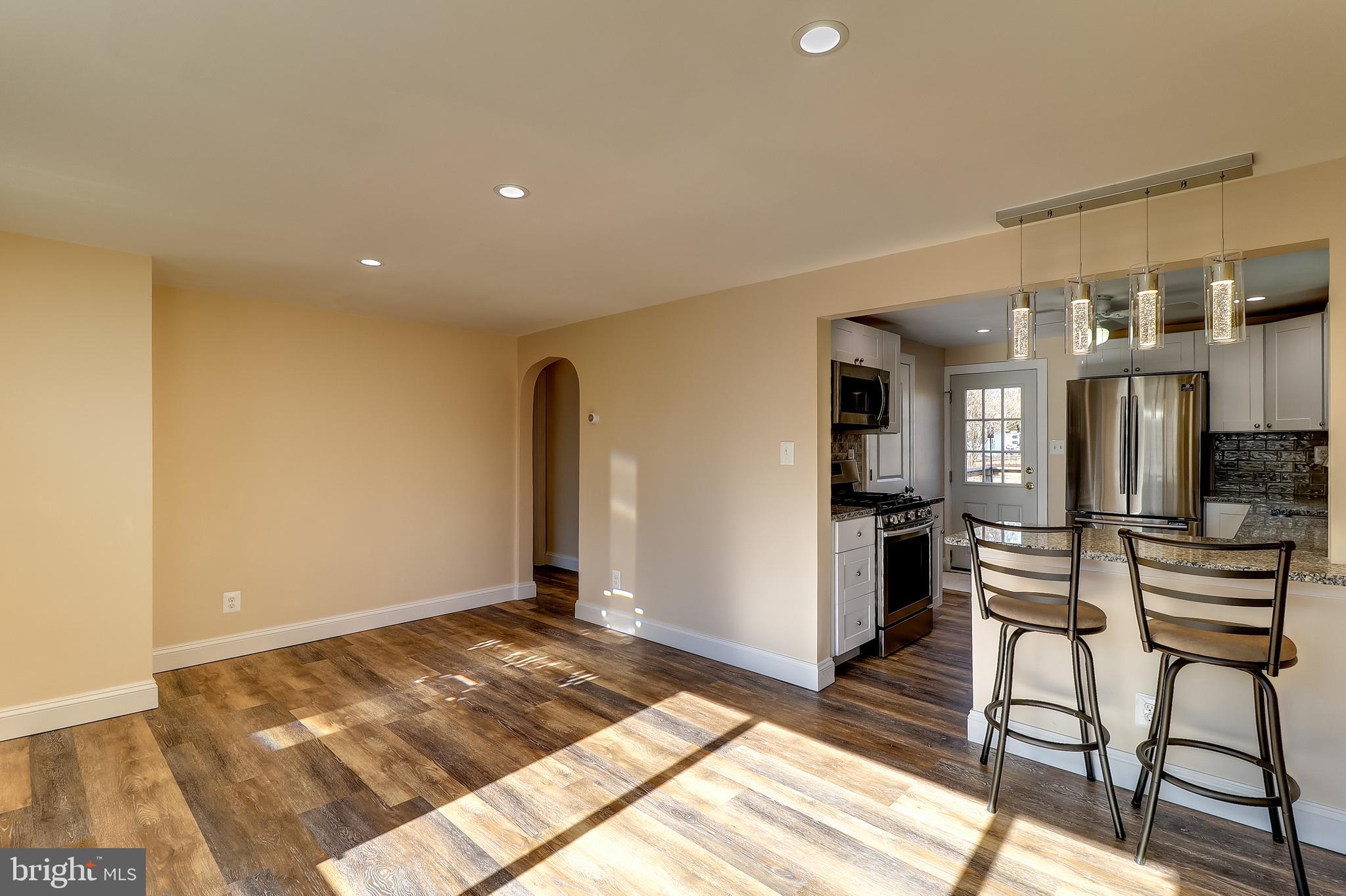 323 Homberg Avenue Baltimore, MD 21221 - Photo 3 of 30 Kitchen Breakfast Bar