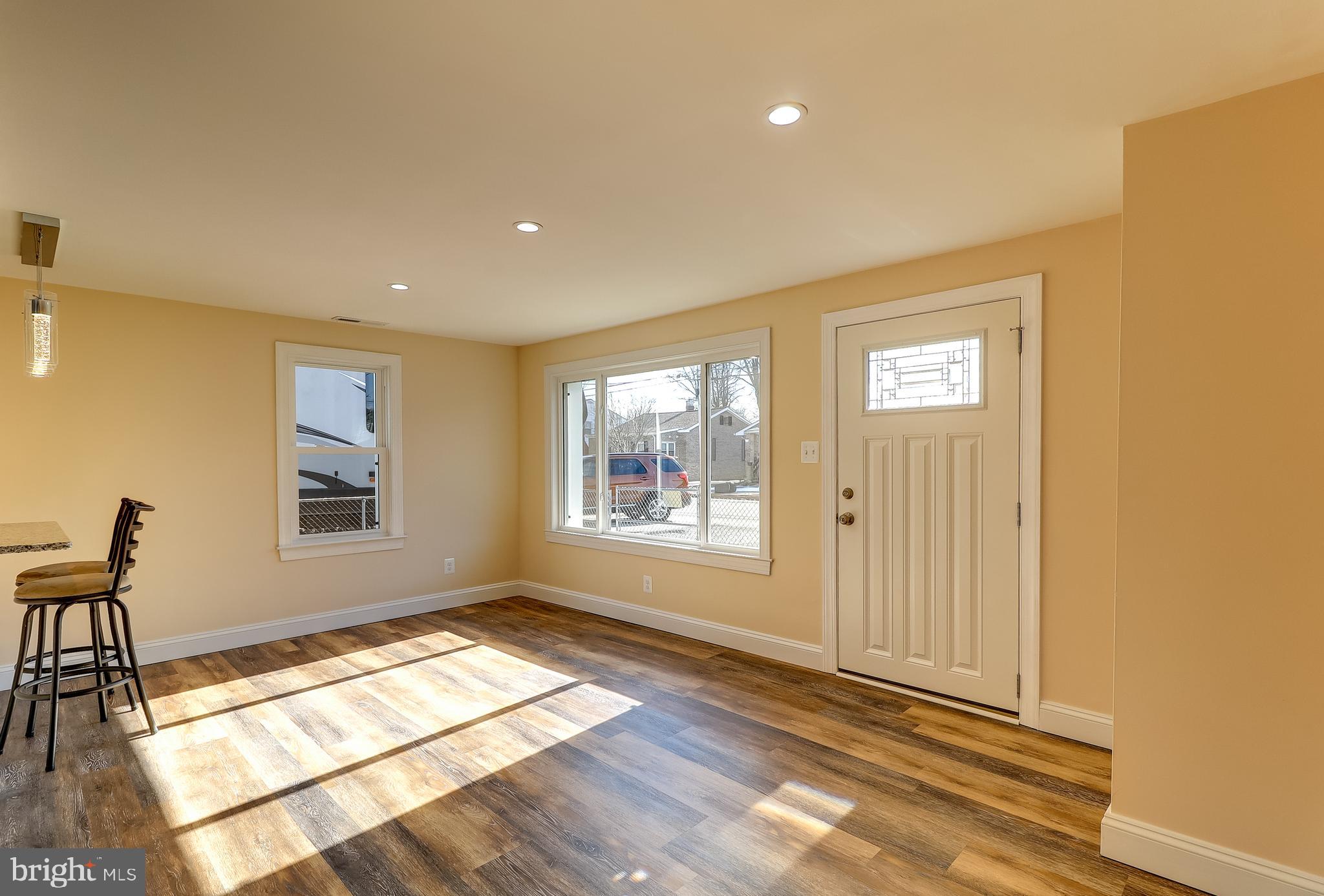 323 Homberg Avenue Baltimore, MD 21221 - Photo 4 of 30 Living Room with recessed lighting