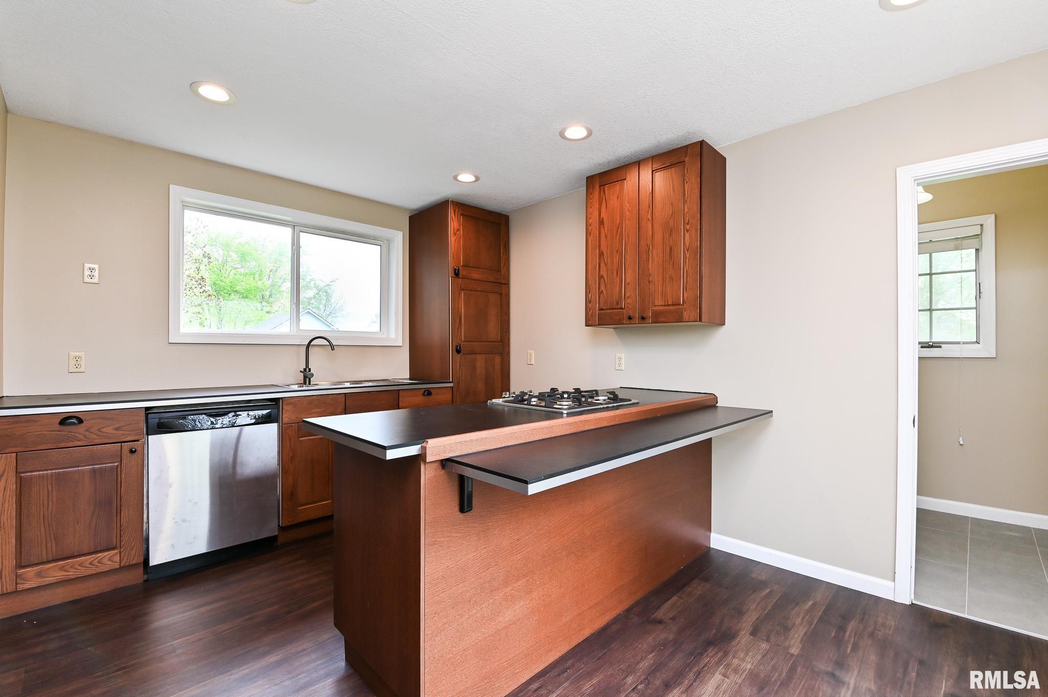 114 Detweiler Avenue Congerville, IL 61729 - Photo 4 of 32