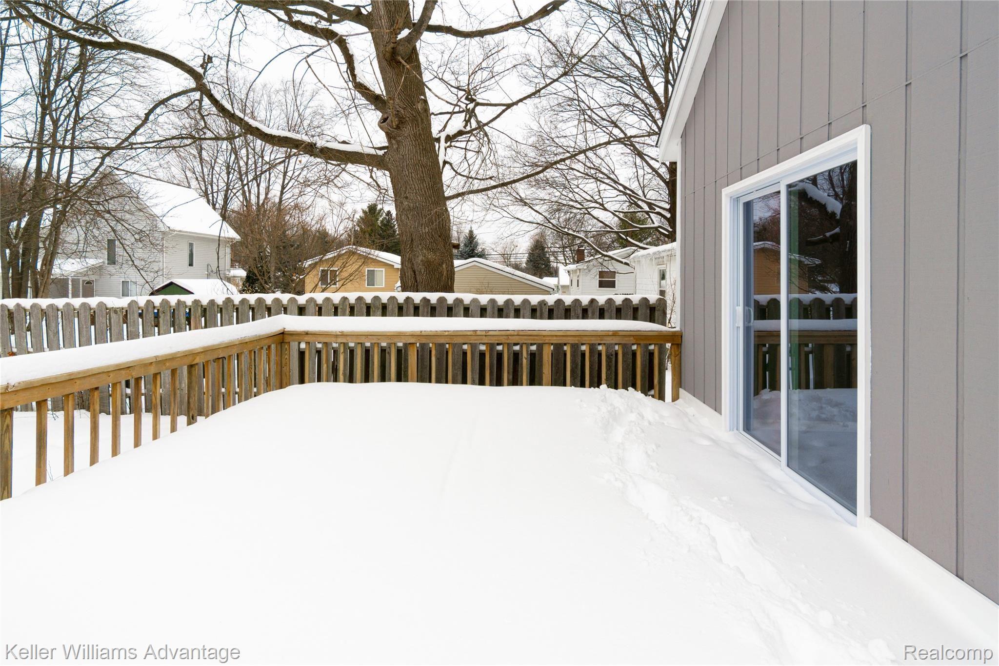 3565 Watkins Lake Road Waterford, MI 48328 - Photo 25 of 28 Deck 3.jpg