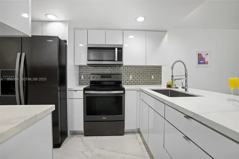 $520,000 | 1450 Lincoln Road, Unit 403, Miami Beach, FL 33139