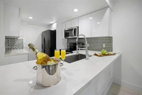 $520,000 | 1450 Lincoln Road, Unit 403, Miami Beach, FL 33139