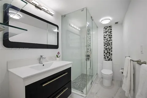 $520,000 | 1450 Lincoln Road, Unit 403, Miami Beach, FL 33139