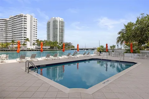 $520,000 | 1450 Lincoln Road, Unit 403, Miami Beach, FL 33139