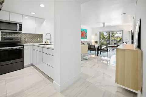 $520,000 | 1450 Lincoln Road, Unit 403, Miami Beach, FL 33139