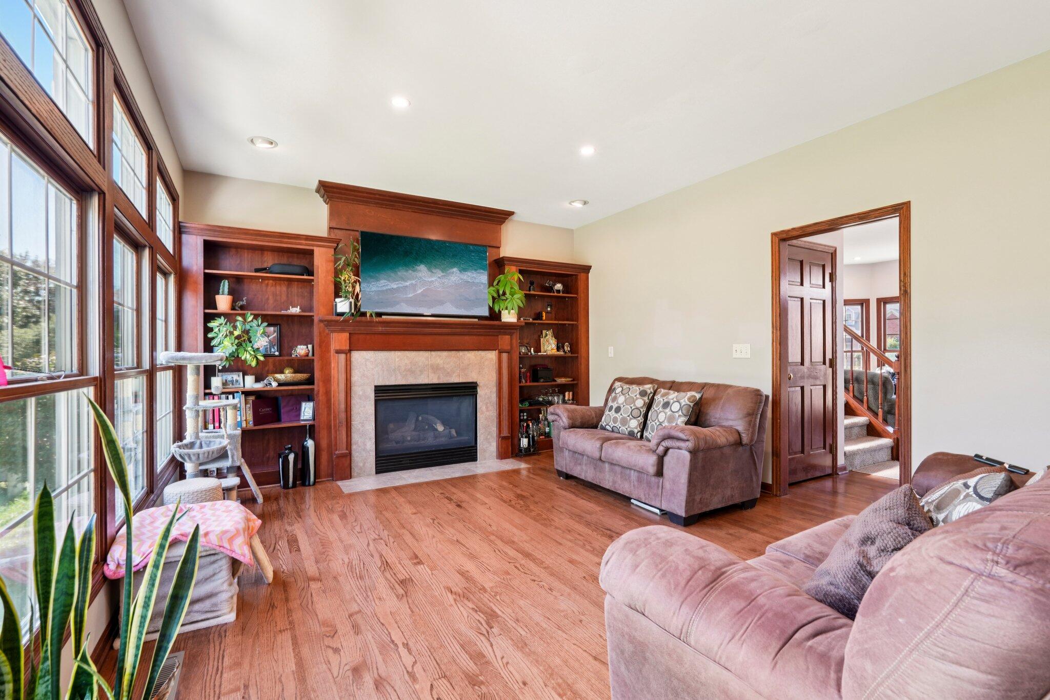 11267 14th Avenue Pleasant Prairie, WI 53158 - Photo 9 of 46 Gas Fireplace