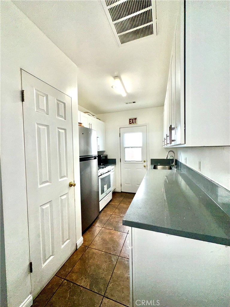 140 South Vendome Street Los Angeles, CA 90057 - Photo 11 of 14