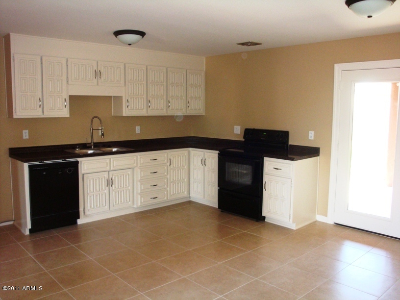 3474 East Hearn Road Phoenix, AZ 85032 - Photo 3 of 10 Kitchen