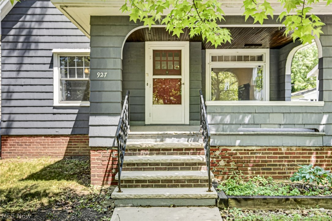 927 Englewood Road Cleveland Heights, OH 44121 - Photo 5 of 37