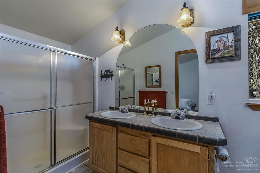 17171 Island Loop Way Bend, OR 97707 - Photo 10 of 25 a bathroom with a sink and a mirror