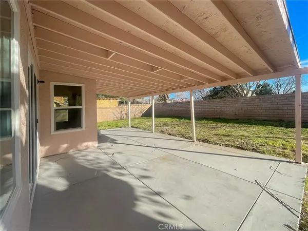 a view of a house with backyard and porch