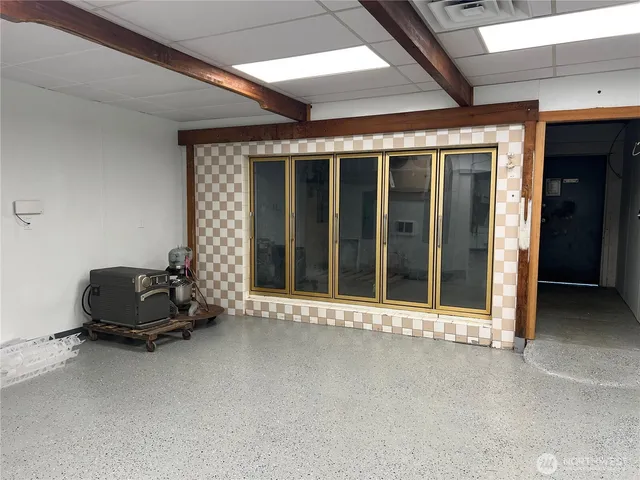 a view of room with an empty room