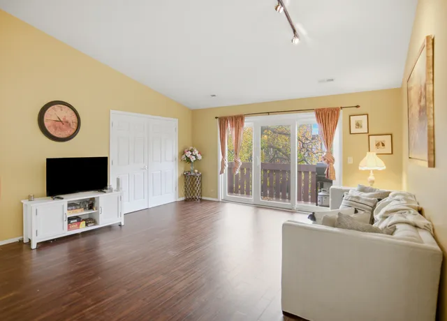 $309,999 | 2930 Northampton Drive, Unit A2, Rolling Meadows, IL 60008