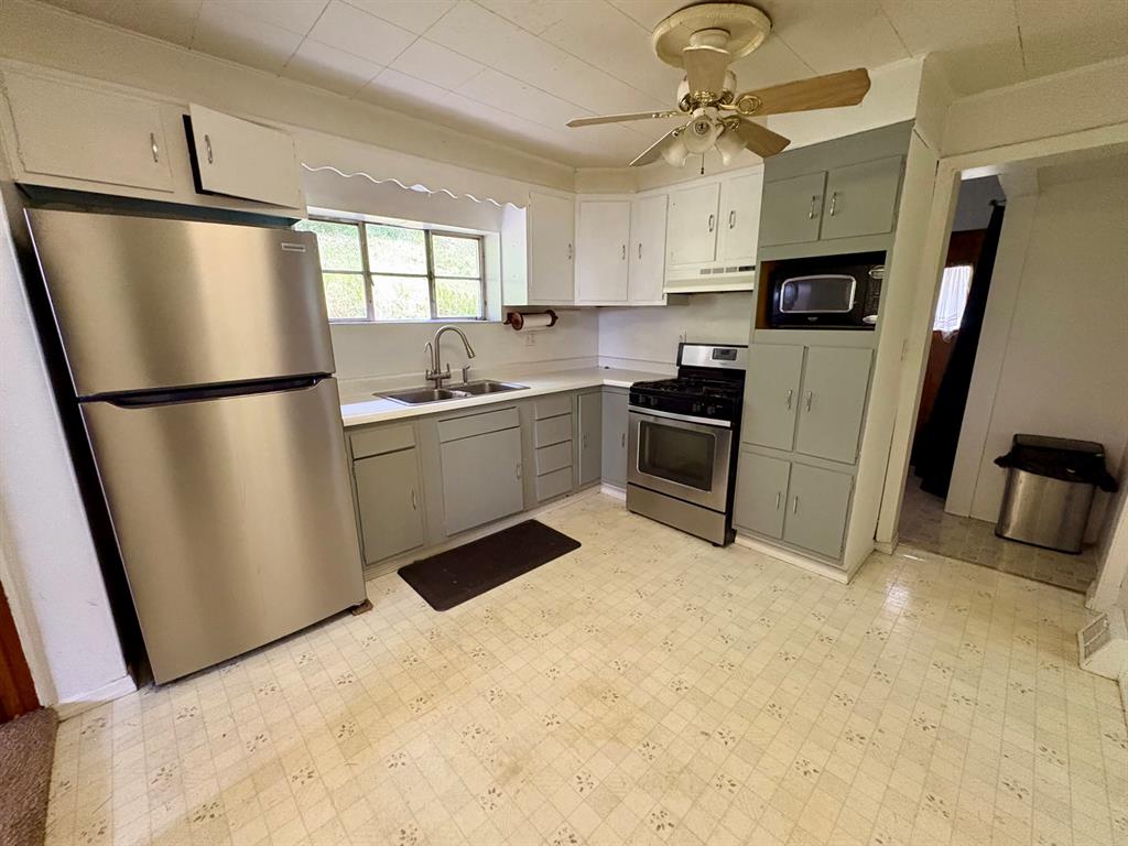 511 California Hollow Road Imperial, PA 15126 - Photo 11 of 19 Enough room for a table and chairs