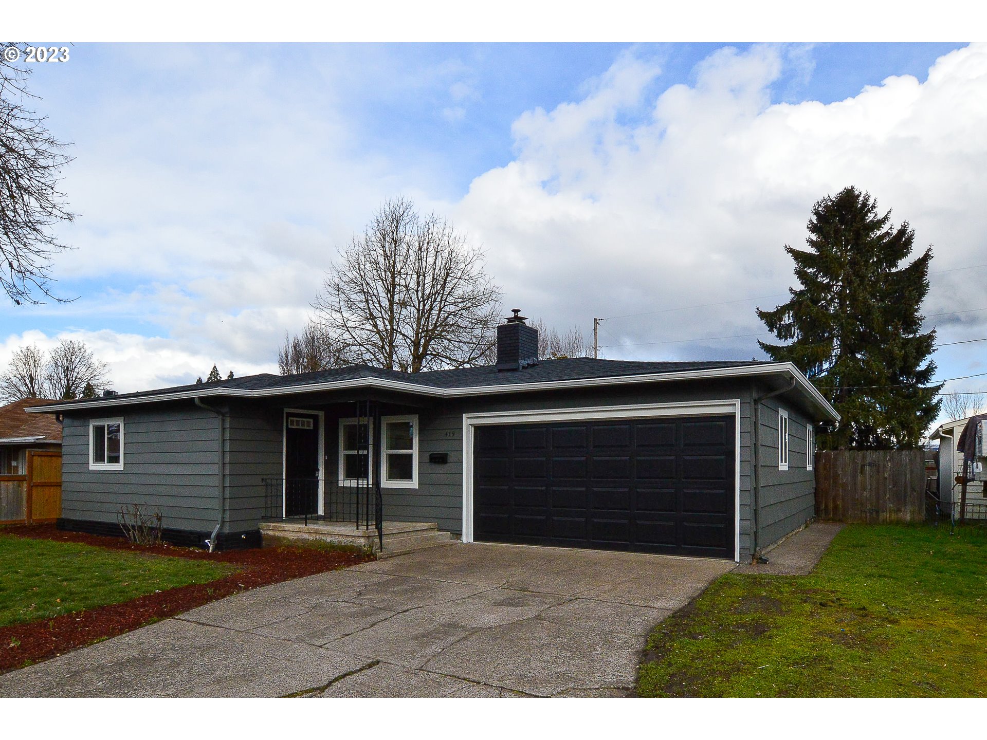 419 25th Street Springfield, OR 97477 - Photo 2 of 17 a front view of a house with garden