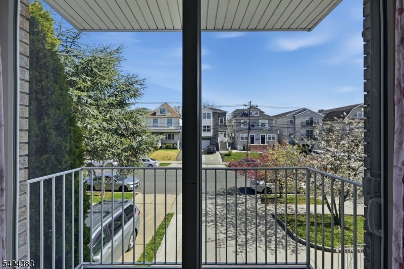 433 Linden Avenue Elizabeth, NJ 07202 - Photo 11 of 33 a view of a balcony with city view