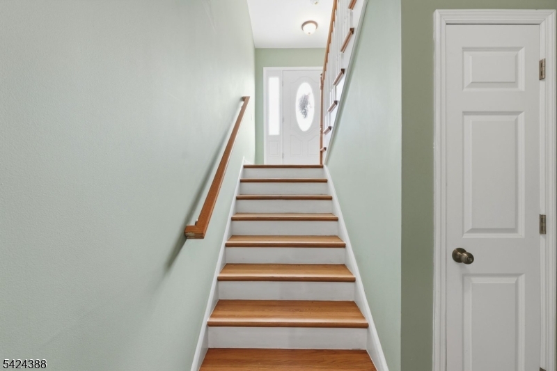 433 Linden Avenue Elizabeth, NJ 07202 - Photo 3 of 33 a view of entryway