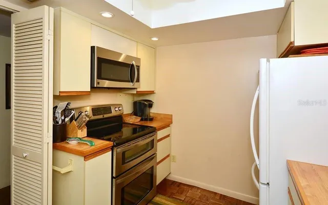 $9,500 | 1055 West Peppertree Drive, Unit 603AA, Sarasota, FL 34242