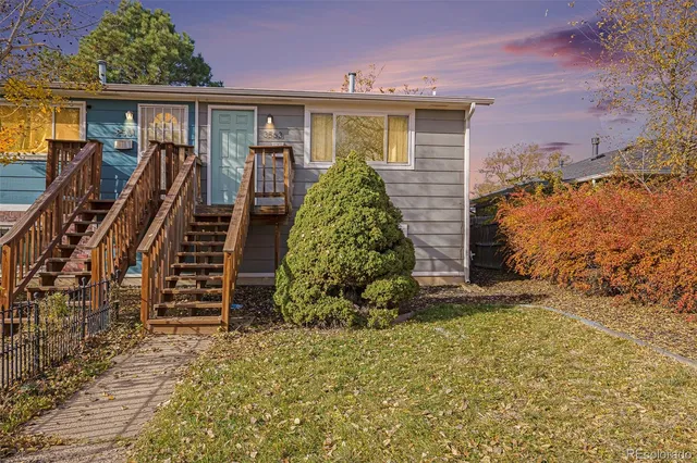 a view of a house with backyard
