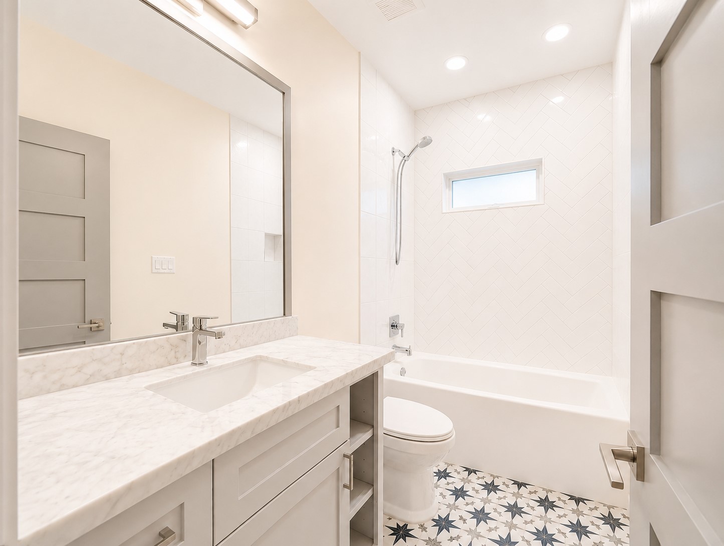 2302 Ruth Street Houston, TX 77004 - Photo 9 of 18 In the hallway between the two 1st floor bedrooms, the bath offers a tub/shower combo.