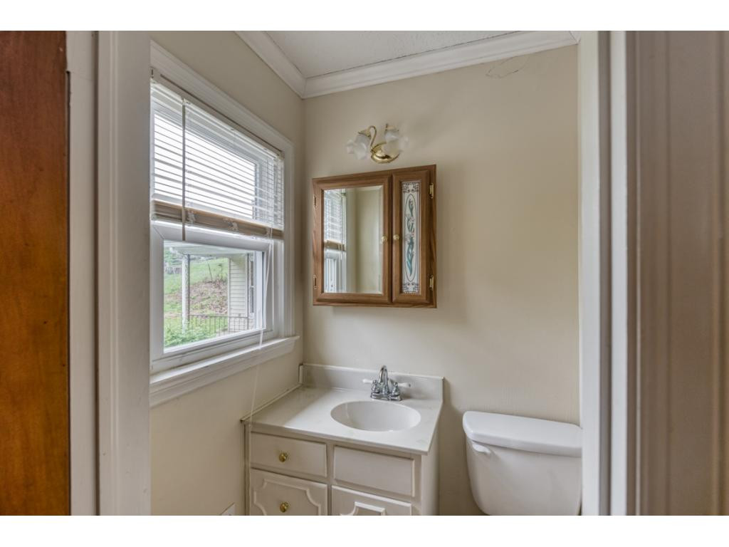 533 Cheyenne Road Bristol, VA 24201 - Photo 17 of 26 12 Bath