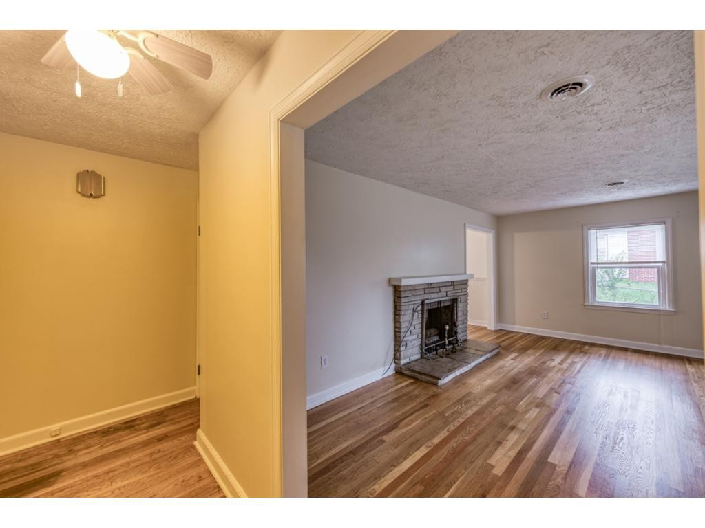 533 Cheyenne Road Bristol, VA 24201 - Photo 6 of 26 Living Room 1