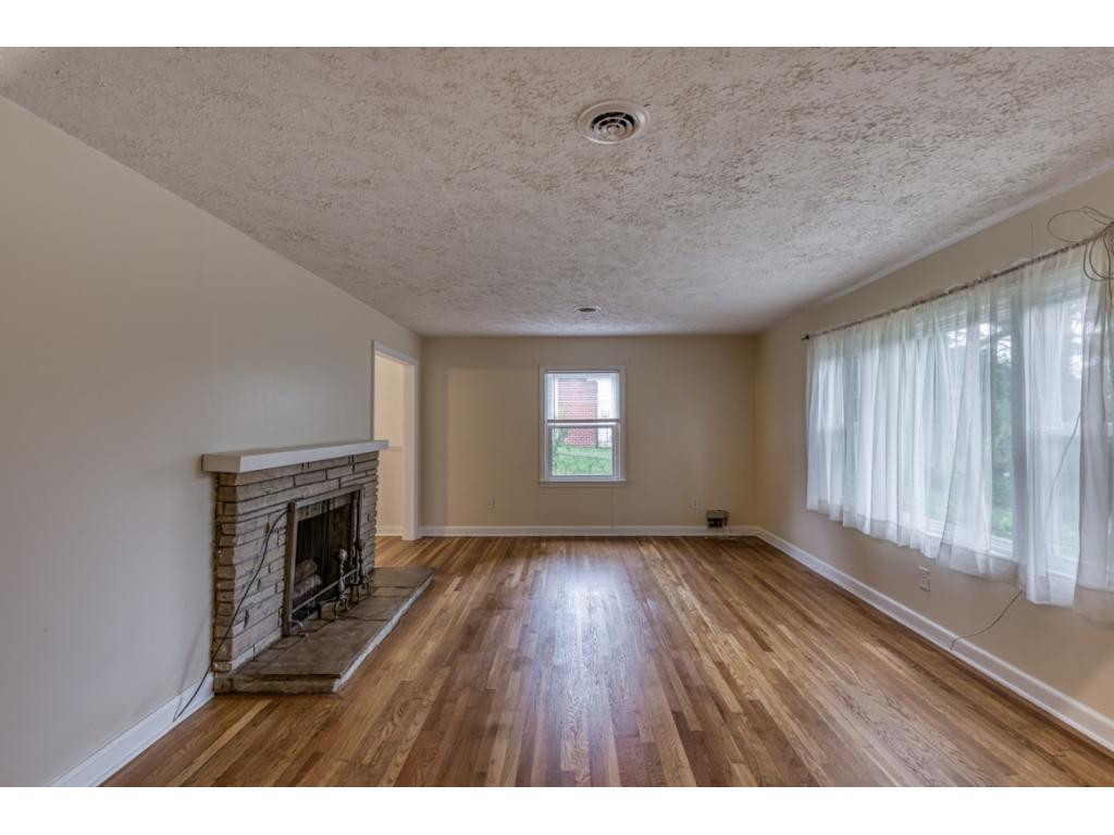 533 Cheyenne Road Bristol, VA 24201 - Photo 7 of 26 Living Room 2