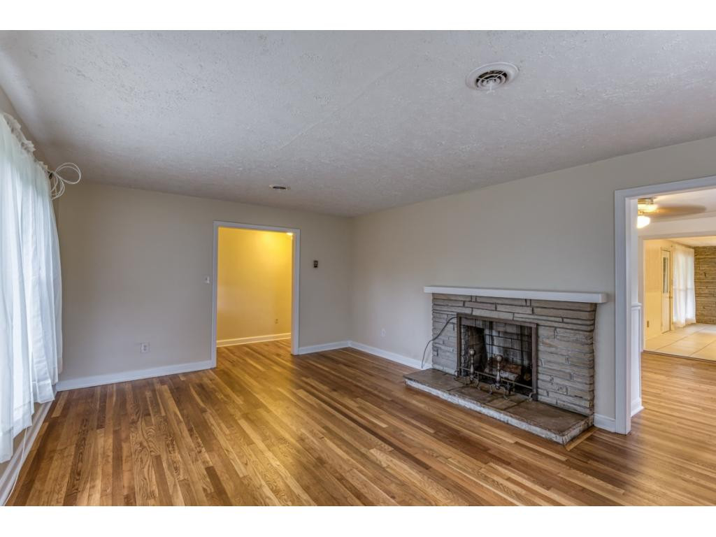 533 Cheyenne Road Bristol, VA 24201 - Photo 8 of 26 Living Room 3