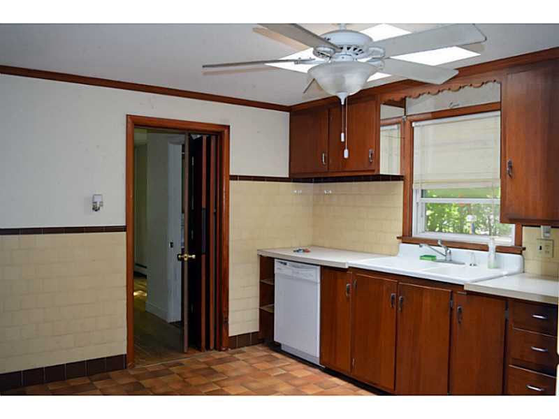 179 Wampanoag Road Warwick, RI 02818 - Photo 3 of 15 Kitchen.