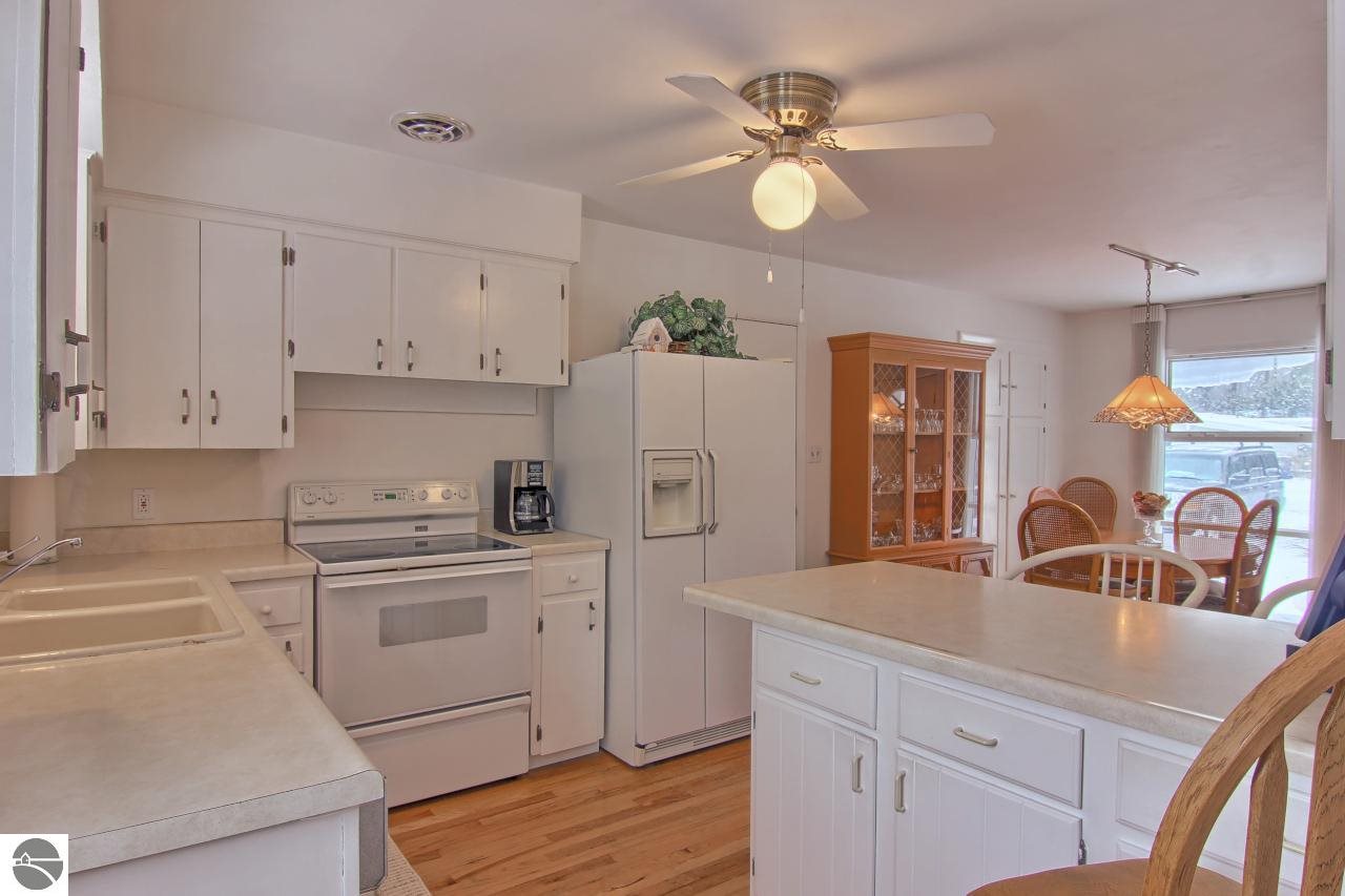 1226 Anderson Road Traverse City, MI 49686 - Photo 8 of 22 1794195-7.JPG