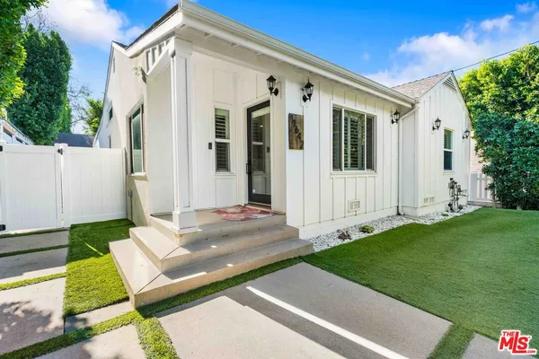 a view of a house with backyard